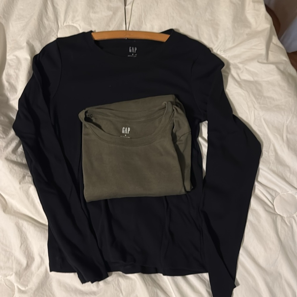 GAP Women’s Long Sleeve Crewneck Top - Black and Olive